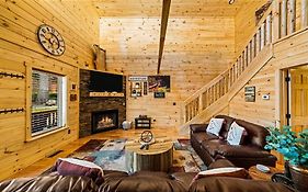 Luxury 4Br Cabin In Gatlinburg With Views Hot Tub With Private Deck Game Room Most Popular Coffee Bar Perfect For Family Getaway Tennis Courts Infant Crib And Karaoke System